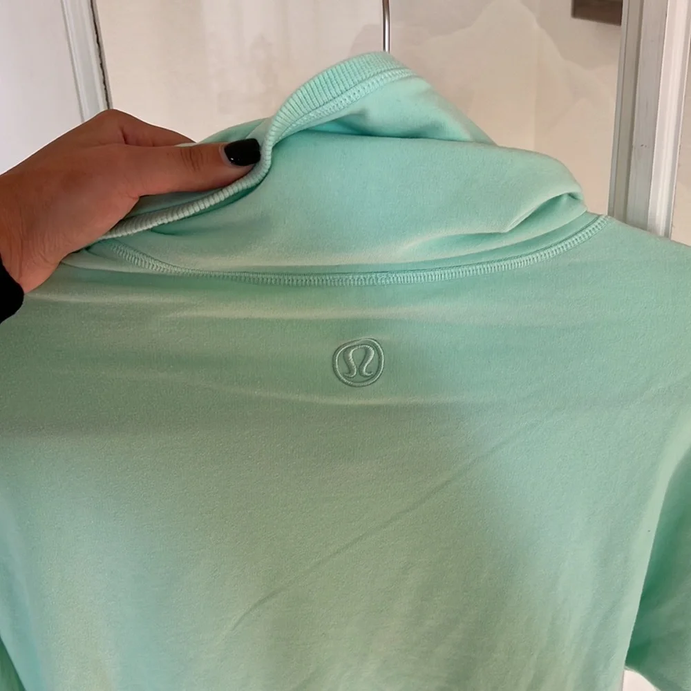 LULULEMON PULLOVER. - Picture 4 of 4